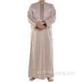 아랍 로브 무슬림 남성의 순수한 전례 옷
